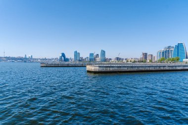 Bakü 'nün kentsel manzarasında tatil atmosferi