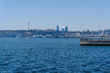 Bakü 'nün kentsel manzarasında tatil atmosferi