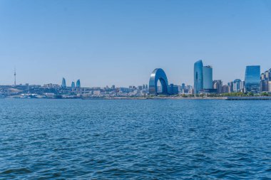 Bakü 'nün kentsel manzarasında tatil atmosferi