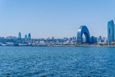 Bakü 'nün kentsel manzarasında tatil atmosferi