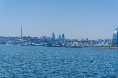 Bakü 'nün kentsel manzarasında tatil atmosferi
