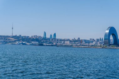 Bakü 'nün kentsel manzarasında tatil atmosferi
