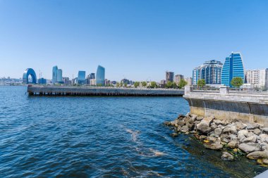 Bakü 'nün kentsel manzarasında tatil atmosferi