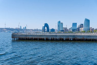 Bakü 'nün kentsel manzarasında tatil atmosferi