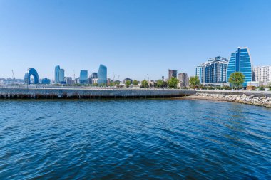 Bakü 'nün kentsel manzarasında tatil atmosferi