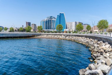 Bakü 'nün kentsel manzarasında tatil atmosferi