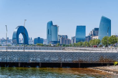 Bakü 'nün kentsel manzarasında tatil atmosferi