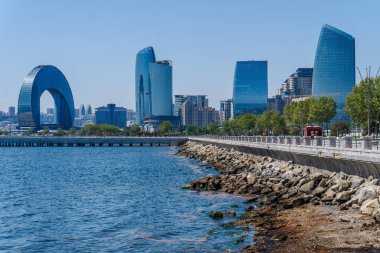 Bakü 'nün kentsel manzarasında tatil atmosferi
