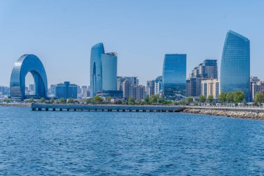 Bakü 'nün kentsel manzarasında tatil atmosferi