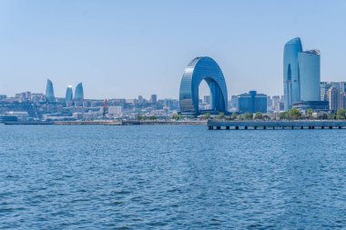 Bakü 'nün kentsel manzarasında tatil atmosferi