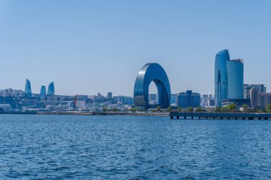 Bakü 'nün kentsel manzarasında tatil atmosferi