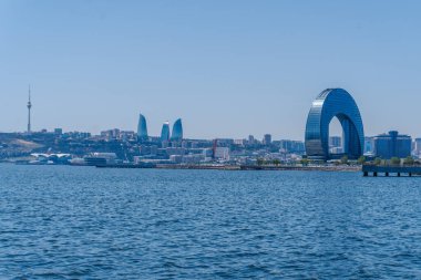 Bakü 'nün kentsel manzarasında tatil atmosferi