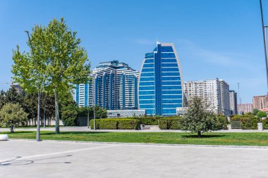 Bakü 'nün kentsel manzarasında tatil atmosferi