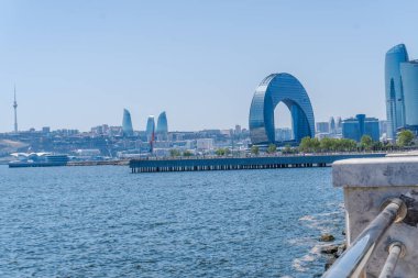 Bakü 'nün kentsel manzarasında tatil atmosferi