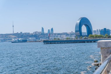 Bakü 'nün kentsel manzarasında tatil atmosferi
