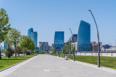 Bakü 'nün kentsel manzarasında tatil atmosferi
