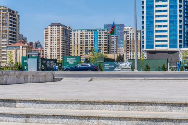 Bakü 'nün kentsel manzarasında tatil atmosferi