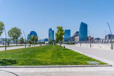 Bakü 'nün kentsel manzarasında tatil atmosferi