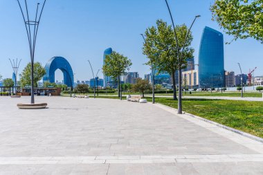 Bakü 'nün kentsel manzarasında tatil atmosferi