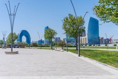 Bakü 'nün kentsel manzarasında tatil atmosferi