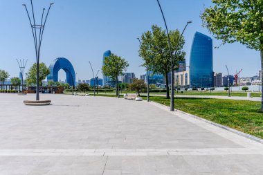 Bakü 'nün kentsel manzarasında tatil atmosferi