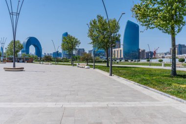 Bakü 'nün kentsel manzarasında tatil atmosferi