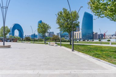 Bakü 'nün kentsel manzarasında tatil atmosferi