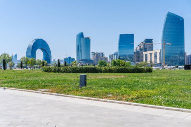 Bakü 'nün kentsel manzarasında tatil atmosferi