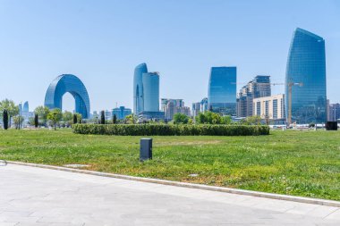 Bakü 'nün kentsel manzarasında tatil atmosferi