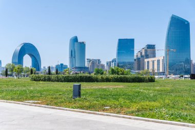 Bakü 'nün kentsel manzarasında tatil atmosferi