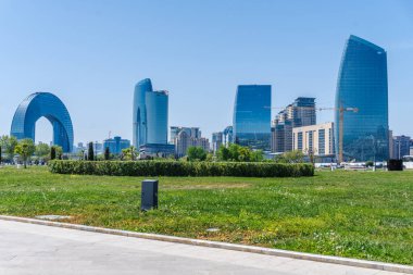 Bakü 'nün kentsel manzarasında tatil atmosferi