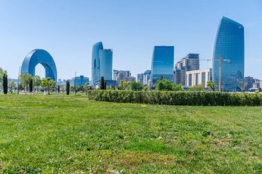 Bakü 'nün kentsel manzarasında tatil atmosferi
