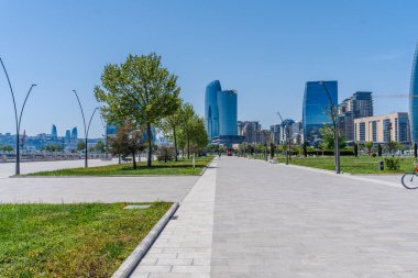 Bakü 'nün kentsel manzarasında tatil atmosferi