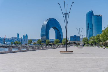 Bakü 'nün kentsel manzarasında tatil atmosferi