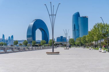 Bakü 'nün kentsel manzarasında tatil atmosferi