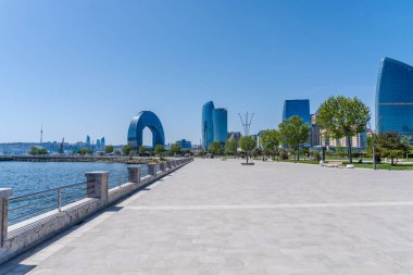 Bakü 'nün kentsel manzarasında tatil atmosferi