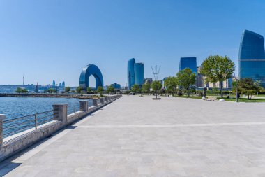Bakü 'nün kentsel manzarasında tatil atmosferi