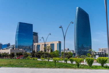 Bakü 'nün kentsel manzarasında tatil atmosferi