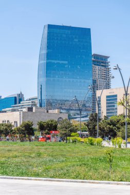 Bakü 'nün kentsel manzarasında tatil atmosferi