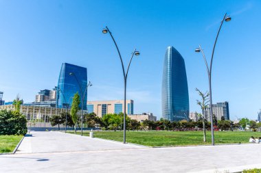 Bakü 'nün kentsel manzarasında tatil atmosferi
