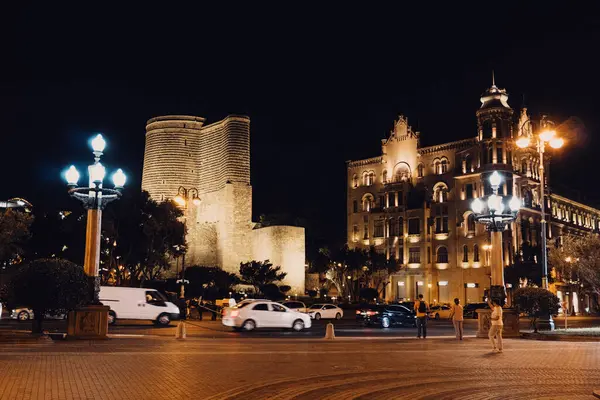 Bakü 'nün kentsel manzarasında tatil atmosferi