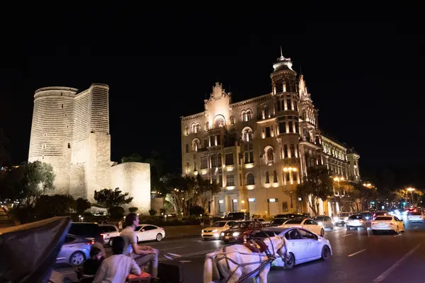 Bakü 'nün kentsel manzarasında tatil atmosferi