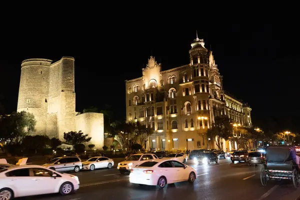 Bakü 'nün kentsel manzarasında tatil atmosferi