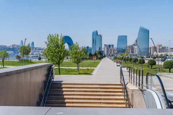 Bakü 'nün kentsel manzarasında tatil atmosferi