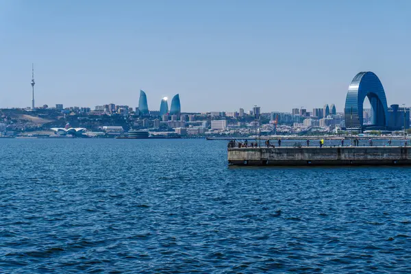 Bakü 'nün kentsel manzarasında tatil atmosferi