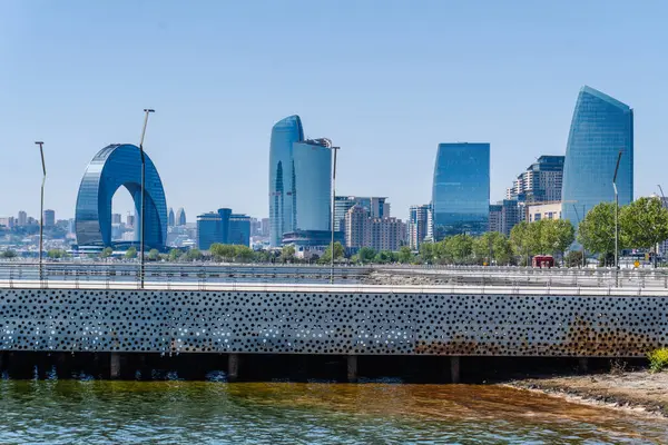 Bakü 'nün kentsel manzarasında tatil atmosferi