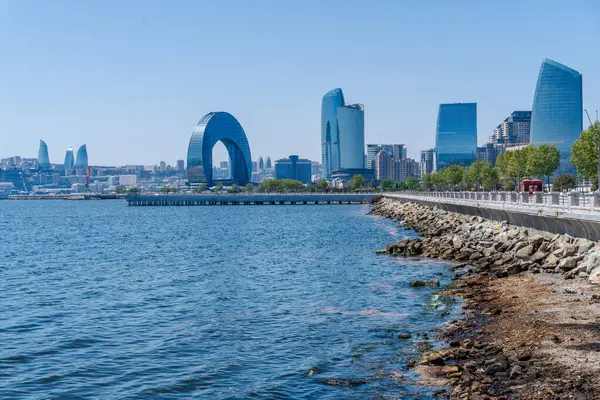 Bakü 'nün kentsel manzarasında tatil atmosferi