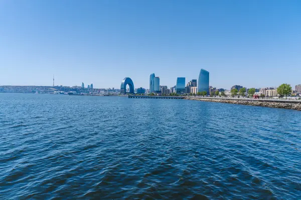 Bakü 'nün kentsel manzarasında tatil atmosferi