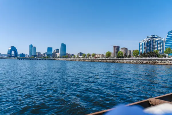 Bakü 'nün kentsel manzarasında tatil atmosferi