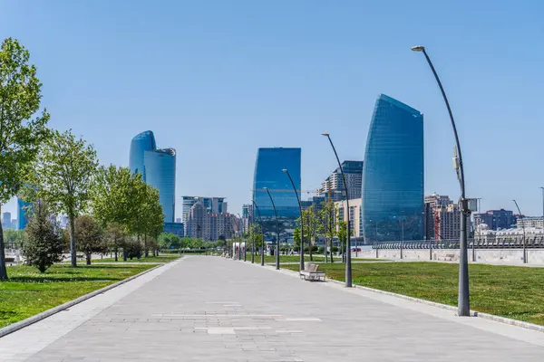 Bakü 'nün kentsel manzarasında tatil atmosferi